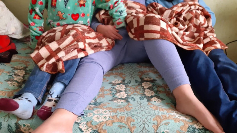 Lesbian-illusion: Adik tiri teman wanita saya melancap saya semasa tiga daripada...
