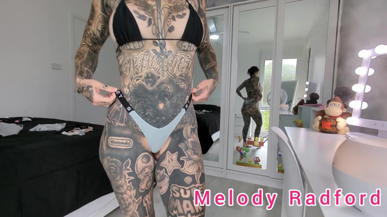 Melody Radford: Сексуальная сладкая G String и микробикини Примерка на перегоне Melody Radford