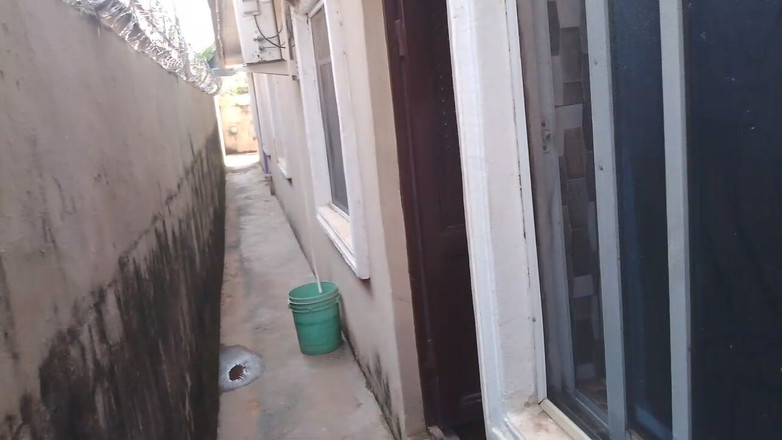 Creamyshuga: 她的前任来看她，看到她赤身裸体，他的鸡巴站起来