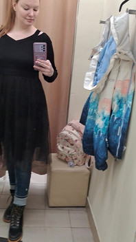 Quels mots te tombent dans la tête quand tu regardes cette maîtresse rousse en robe noire ?