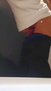 Jovem gay em seu quinto dia na academia abre sua bunda no banheiro