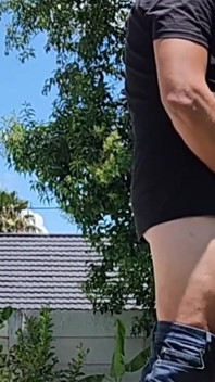 Rapidito al aire libre fue atrapado por un vecino mirando la pared