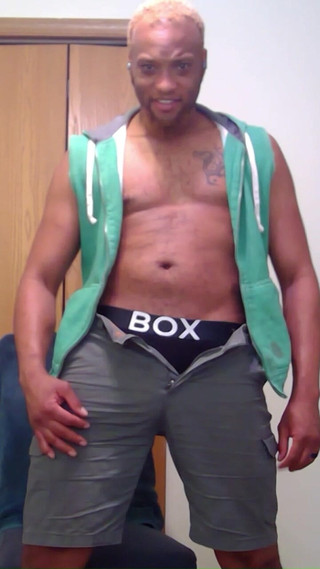 Kennie Jai: 穿着我的绿色背心为朋友撸管