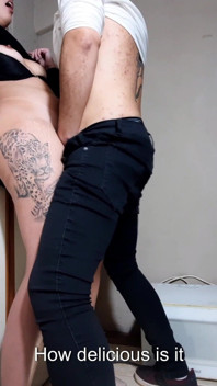 Sexo anal com esposa gostosa infiel na despensa do bar