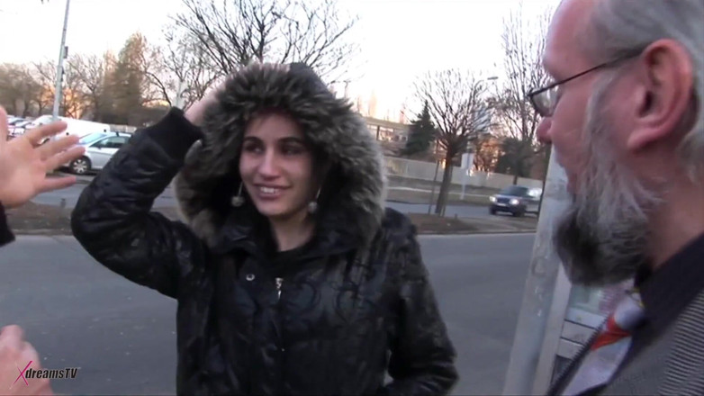 XdreamsTV: In my home - pickup amateur at the bus stop