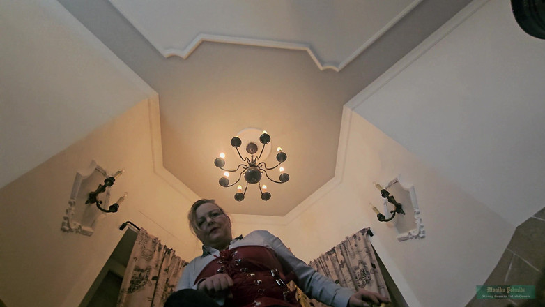 Strict Senz: Monika Smith kirli çizmelerimin altında köle yalıyor atık dev kadın bakış...