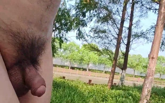 Publicnaker: Caminatas desnudas en el parque meando y masturbándose