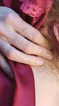 Am ejaculat foarte tare când mi-am masturbat clitorisul, cu o vagină foarte păroasă și cremoasă, milf fierbinte masturbându-mă