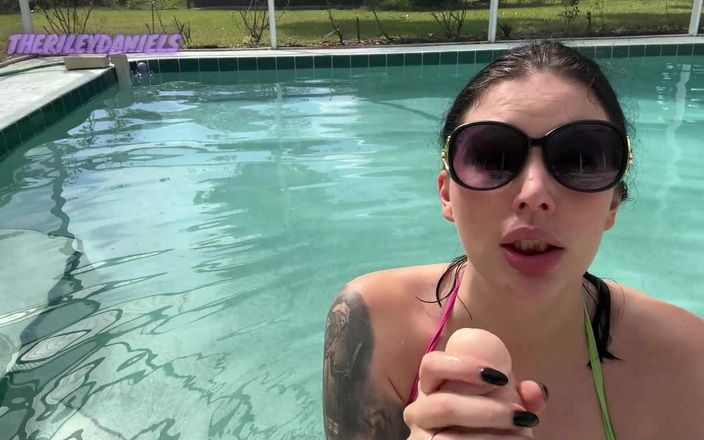 Riley Daniels: Adik tiri nyepong kontol di luar ruangan