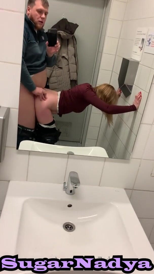 SugarNadya: Šel do letištní koupelny s SugarNadya, svlékl ji a tvrdě...