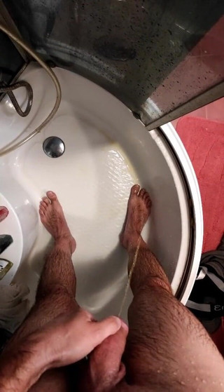 HornyCroDick: Pisse en se masturbant
