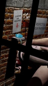 Seksi Asyalı kız duvardaki delikten sikiliyor