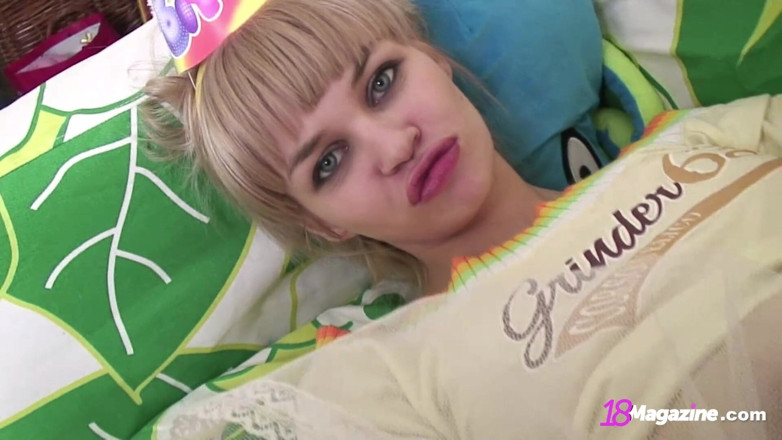 18Magazine: Młoda blondie Amy Days obchodzi swoje urodziny lodzikiem!
