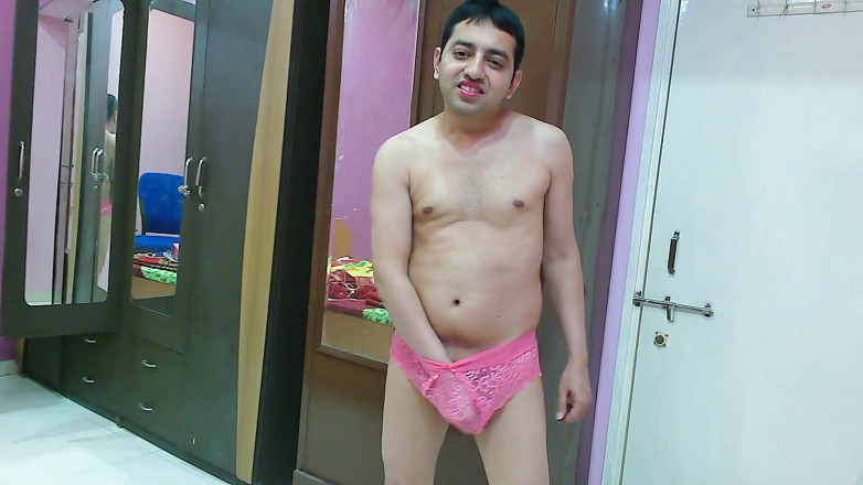 Cute & Nude Crossdresser: Симпатичный сисси кроссдрессер фембой Sweet Lollipop в топе танка, трусиках и шлепанцах с губной помадой.
