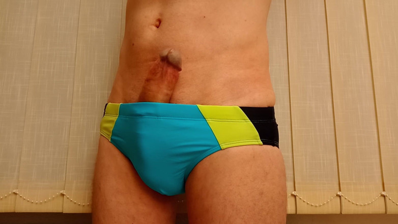 TheOldBigThing: Une bosse qui grossit jouit dans speedos