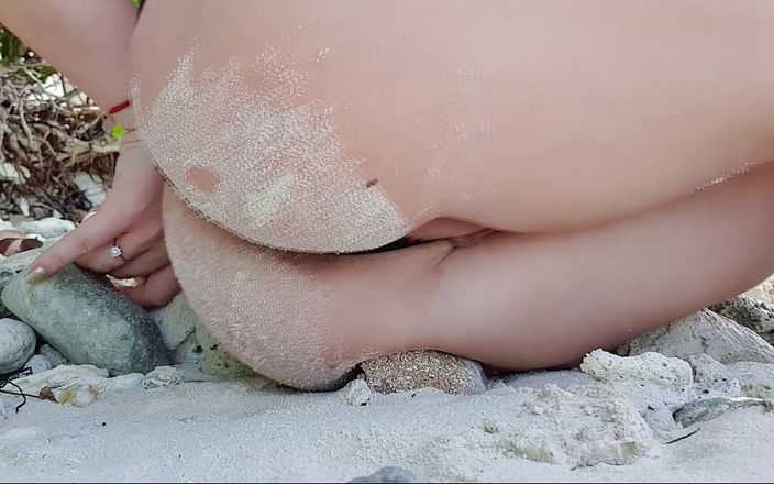 TheloveStory: Masturbation am strand in heißer nahaufnahme