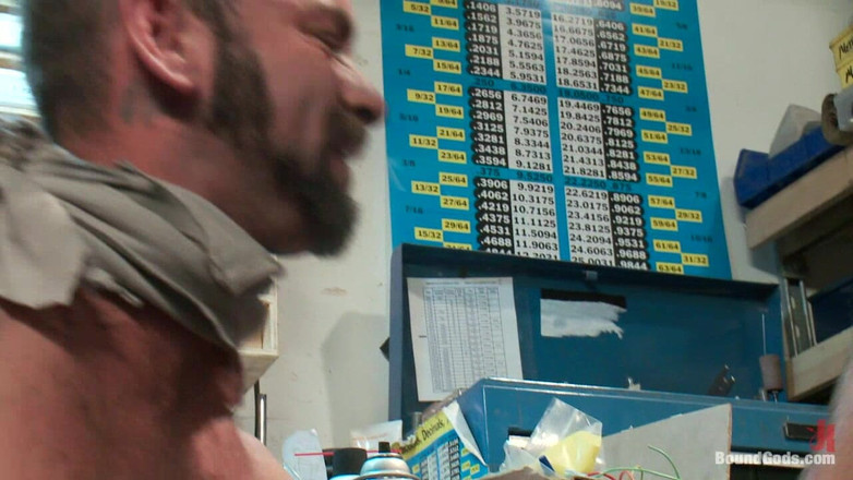 Bound gods: धातु की दुकान में मोटर तेल बंधन चुदाई