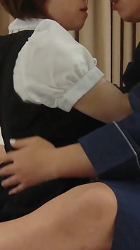 아마추어 POV 자지를 깊숙이 밀어넣는 귀엽고 깔끔한 하녀... 코스프레 펠라 커닐링구스