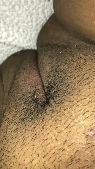 Wet pussy bby: สาวน้อยเล่นกับหีอ้วนเปียกแฉะของตัวเอง