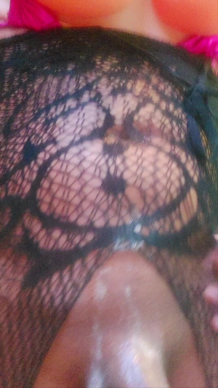 Milah CrossxxX: Сіссі з величезним любить плювки по всьому тілу