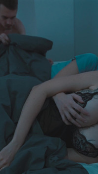 S3e4: Mama vitregă șocată când fiul vitreg ejaculează în fiica vitregă în timp ce împart sex în pat
