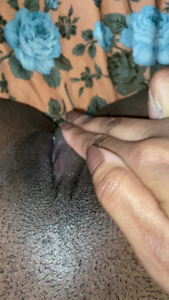 Pretinhagrelhuda: Je me masturbe jusqu’à jouir en regardant mon film préféré