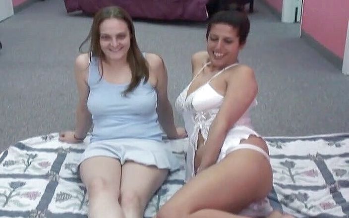 Radical pictures: Классические шаловливые лесбиянки с большими сиськами занимаются двойным дилдо на кастинге