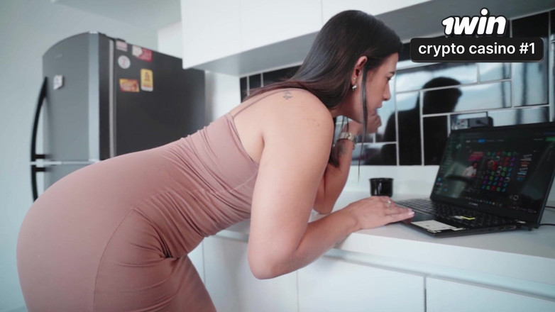 Kylei Ellish: MILF divorțată se fute cu tocilar virgin pentru a o...
