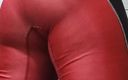 Tailer cool: Un lutteur en costume de lutte se lave sous la...