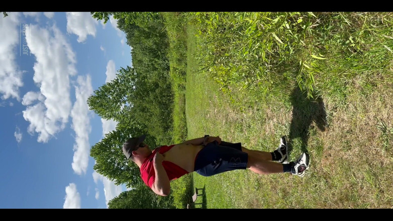 mascbeef95: Une demi-sœur se déshabille et pisse au parc après une...