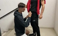 आदमी ने घर में अपने पड़ोसी को चूसा