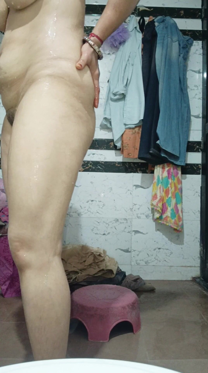 Priya hot 77: Indiancă Priya Bhabi Baie fierbinte complet deschisă Spectacol