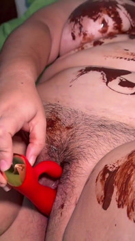 Me Cubro El Consolador De Chocolate, Me Lo Froto Por Las Tetas, El Coño Y Me Masturbo Hasta Correrme