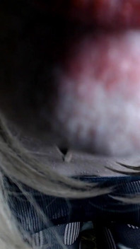 Der Transvestit Masturbiert Seinen Kleinen Penis Ohne Erektion.