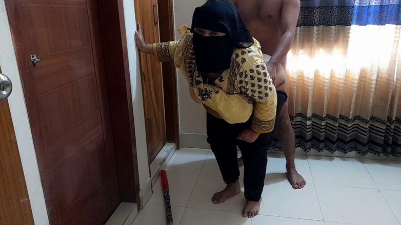 Aria Mia: Kom till huset &amp;knullade hemmafru doggy style)