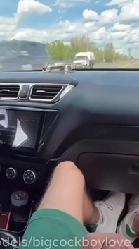 Otoyolda bir arabada bir taksi şoförüne mastürbasyon yapıyorum, yoldan geçenler beni gözetliyor ve koltuğa döl döktüm