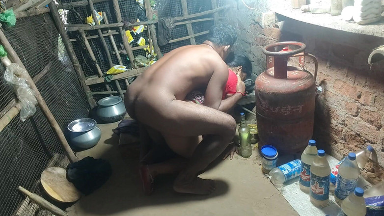 Raju Raju: 마을 부엌에서 벌거벗은 의붓여동생과 섹스