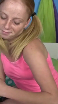 Alyssa Hart's Superb Dawn Handjob får honom exploderande