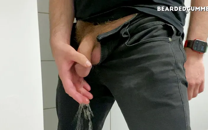 Beardedcummer: Dude pissing over his hand