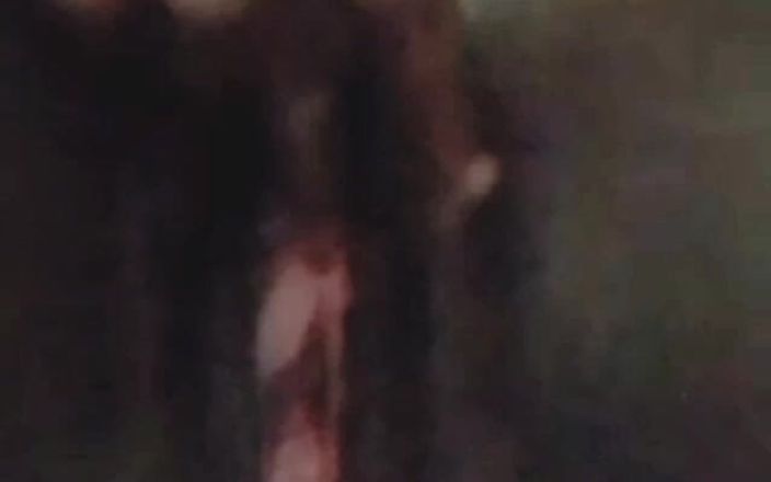 Me and my new slut: 在视频通话中指法和摩擦阴蒂湿润的阴户黑色