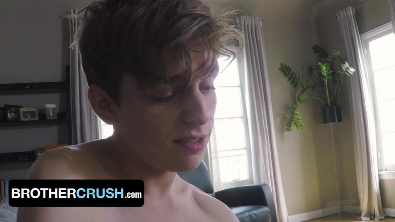 Brother Crush: Ateşli adam futbol antrenmanı yaptıktan sonra gerginliği bırakıyor ve üvey kardeşinin...