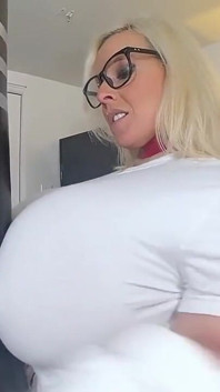 Une blonde à forte poitrine boxe avec une énorme fausse bite dehors ! Imagine-moi en train de boxer dans le club de boxe où tu es !