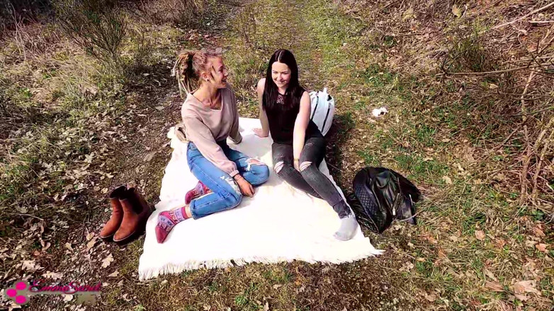 Emma Secret: Očividná venkovní akce! Sexy turistka sváděná!