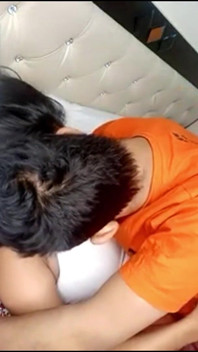 Desi přítelkyně přítel romantické líbání sexuální video čisté hindské audio