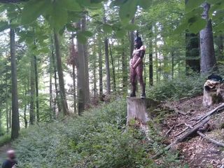 Toilet Mommy: Pișare din picioare într-o pădure într-o mască de iepuraș și plasă
