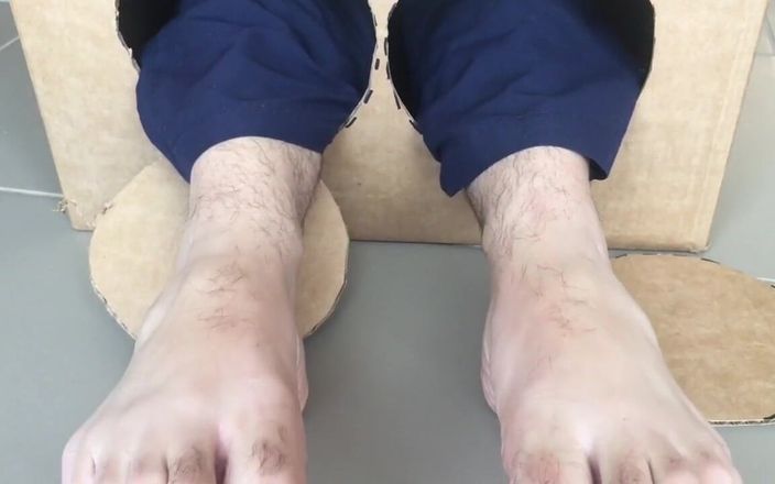 Manly foot: Överraskningsleverans är ett ärahål med en uppsättning sexiga stora manliga fötter att...