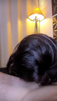 Nedbalý deepthroat POV submisivní dívka dostane dva výstřiky