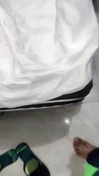 Předváděl svůj penis, roloval svůj nadržený neobřezaný penis!