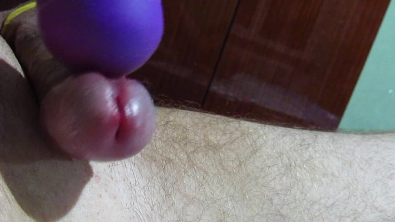 Hot guy solo: Pancutan mani besar dari mainan seks pada zakar