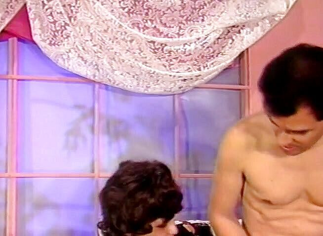 The Vintage Era: Malá hnědovlasá kočička jezdí na péru svého milence